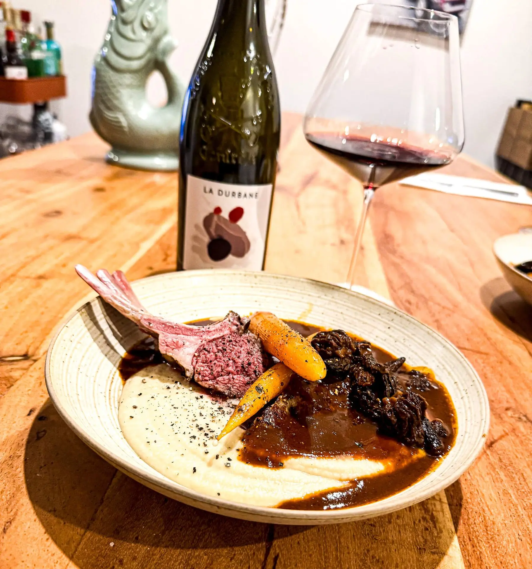 Les Pointes zu Lammkarree mit Sherry Möhrchen, Selleriepürree & Morchel Sauce